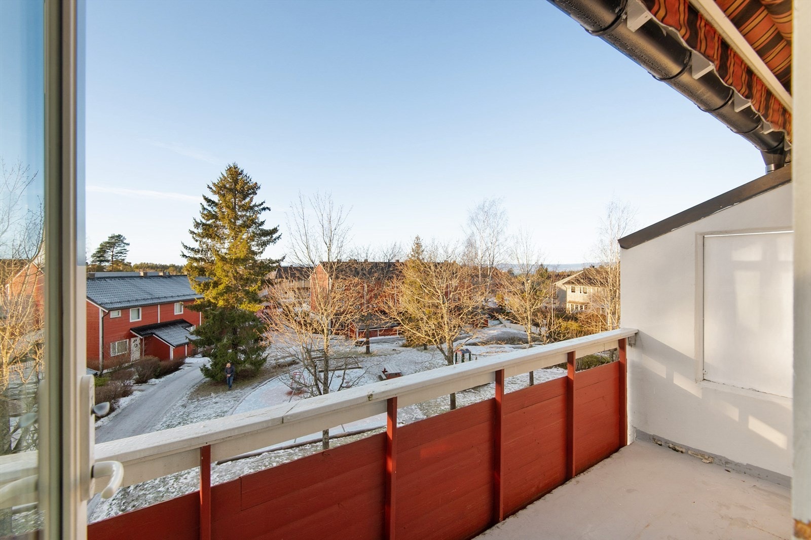 Vest-vendt balkong på 11kvm. Fin utsikt over område og lekeplassen. Galleribilde