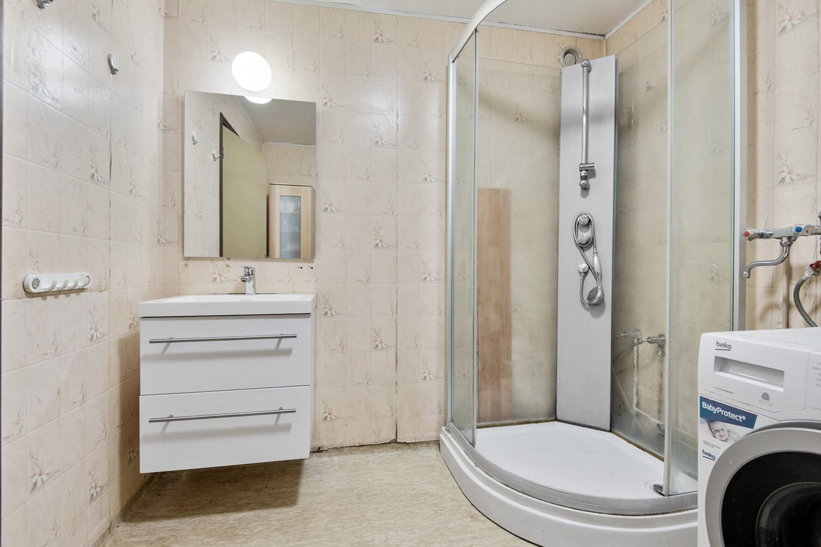 Baderommet har servant med skapinnredning. Gode muligheter ved modernisering. Galleribilde