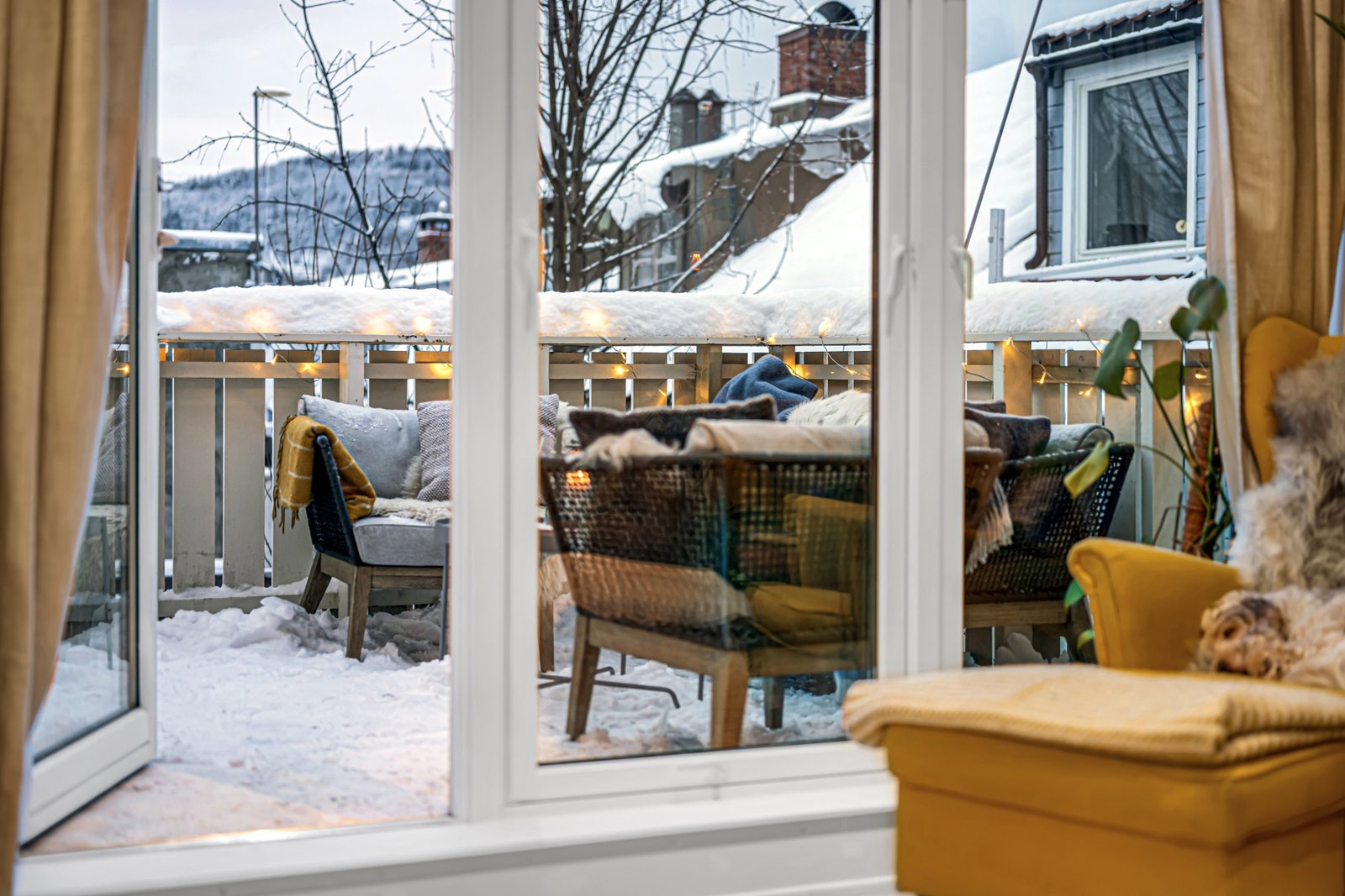 Fra stuen har man utgang til leilighetens flotte veranda. Galleribilde
