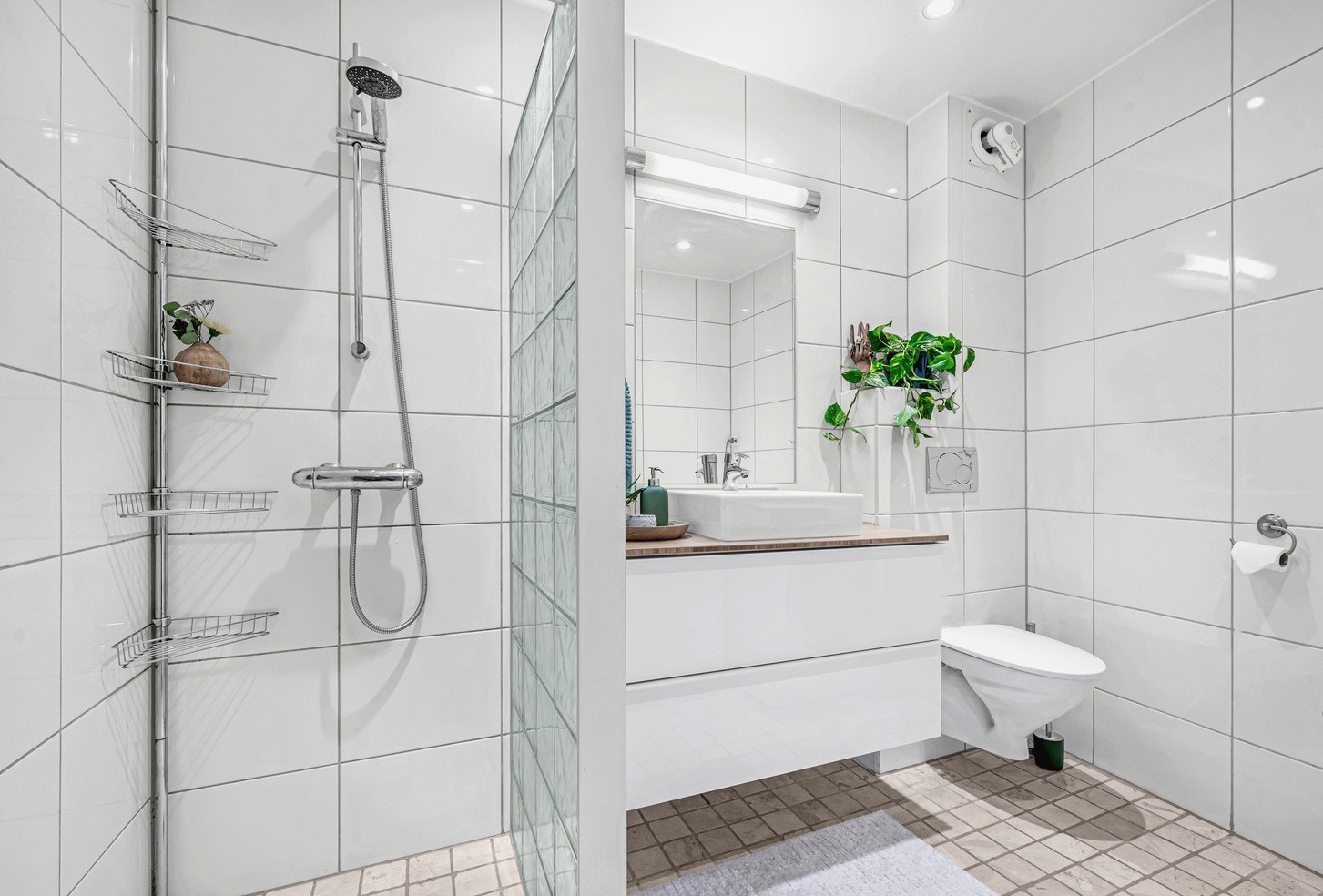 Pent flislagt bad fra 2007 med alt man trenger. Nye elastiske fuger, ny baderomsvifte og ny servantinnredning fra 2019. Galleribilde