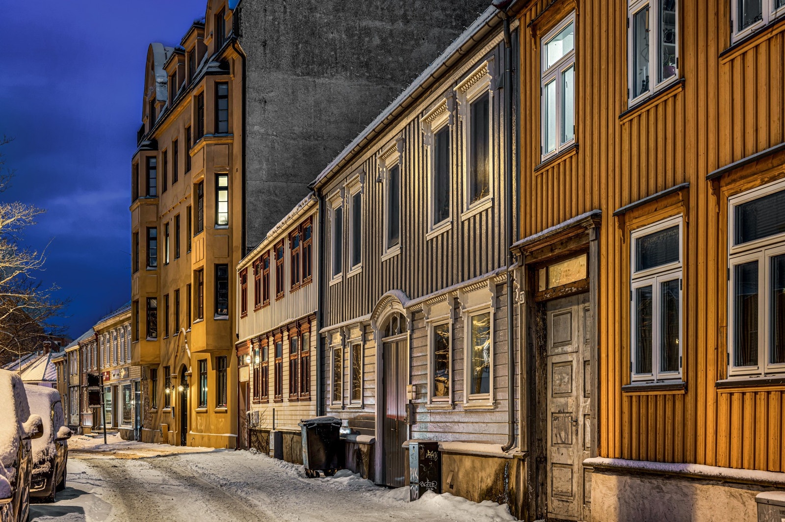 I nærområdet finner man byens fleste historiske bygninger og sentrale institusjoner. Galleribilde