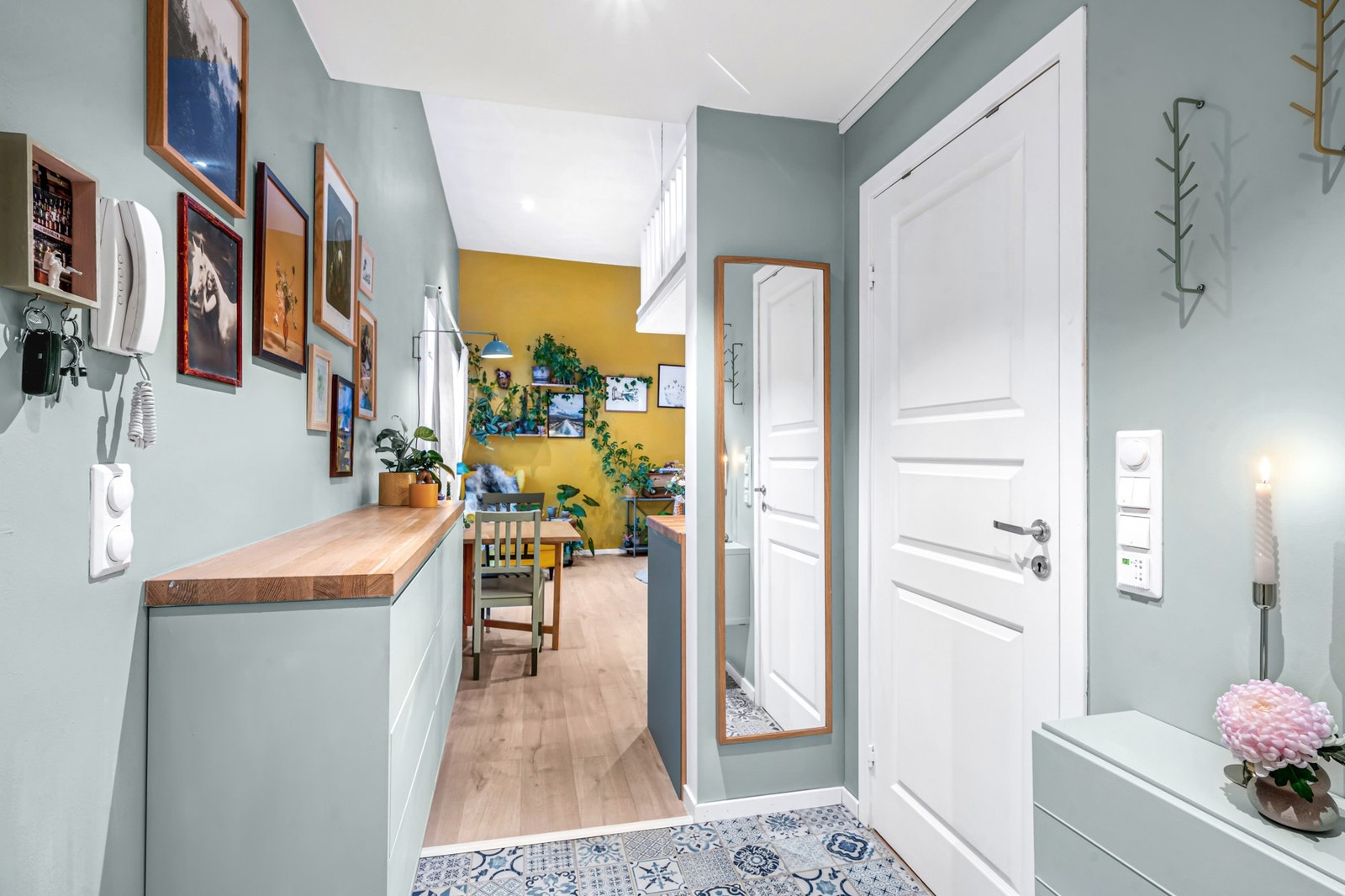 Innbydende inngangsparti med plass til å henge fra seg ytterklær og skotøy. Galleribilde