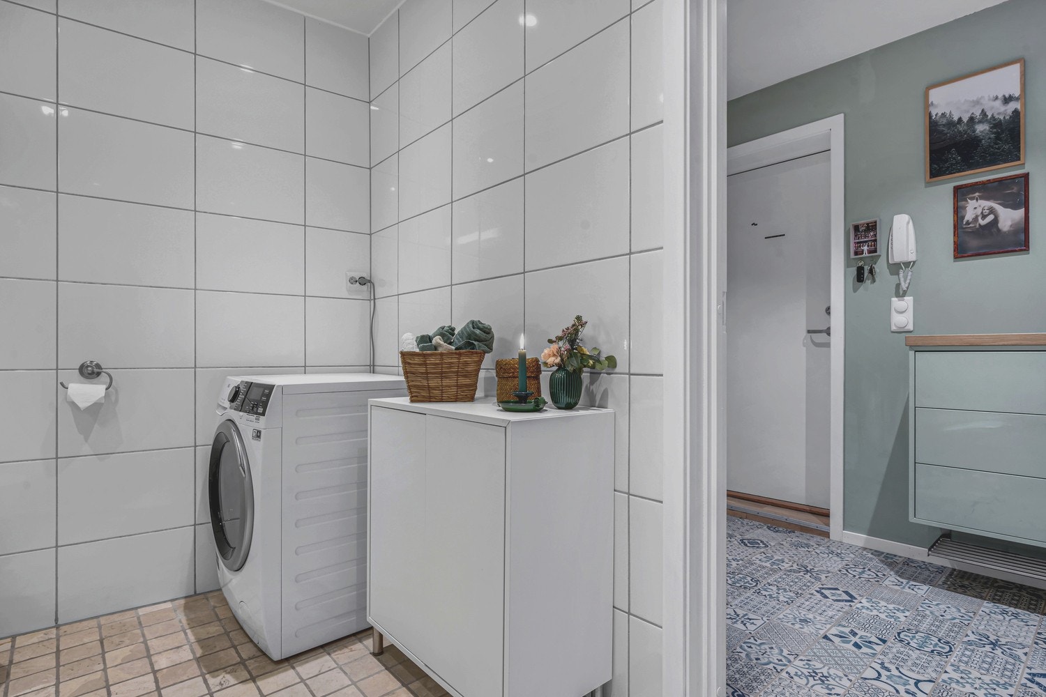 Rommet er også utstyrt med dusjhjørne, veggmontert WC og kran/avløp for vaskemaskin. Galleribilde