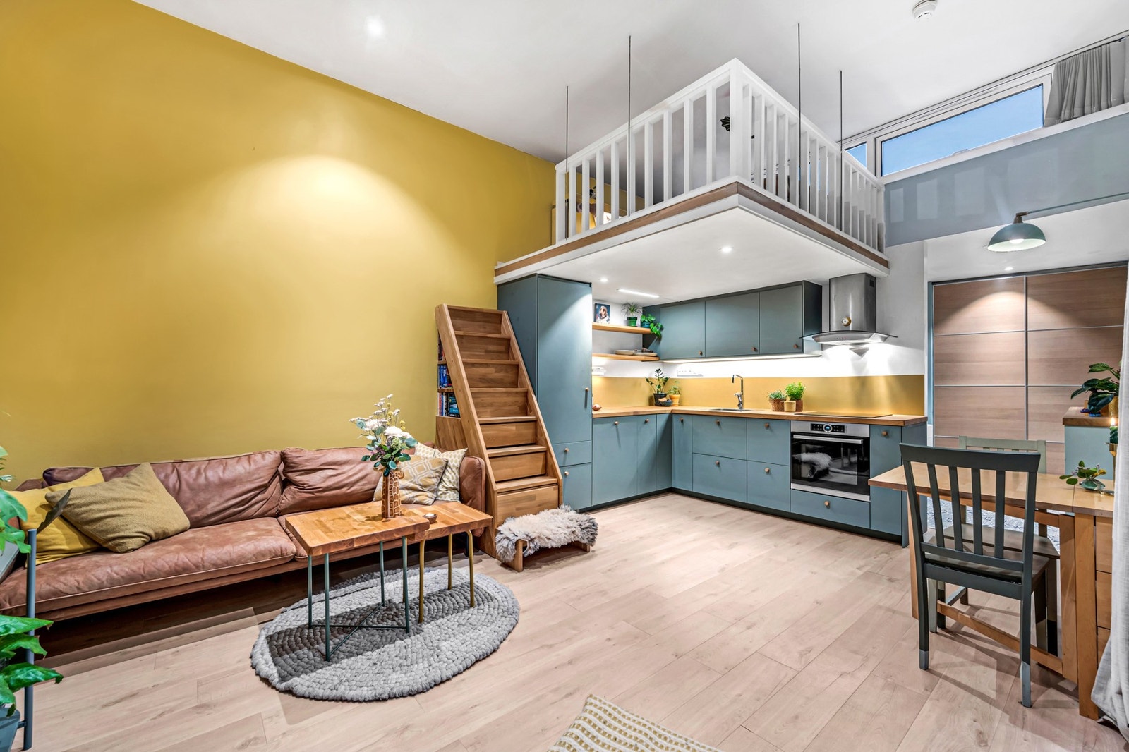 Åpen stue-/kjøkkenløsning på ca. 21m² med ypperlige møbleringsmuligheter. Galleribilde