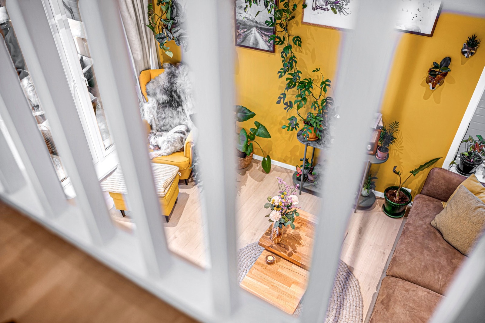 Detaljbilde fra hems ned mot stue. Galleribilde