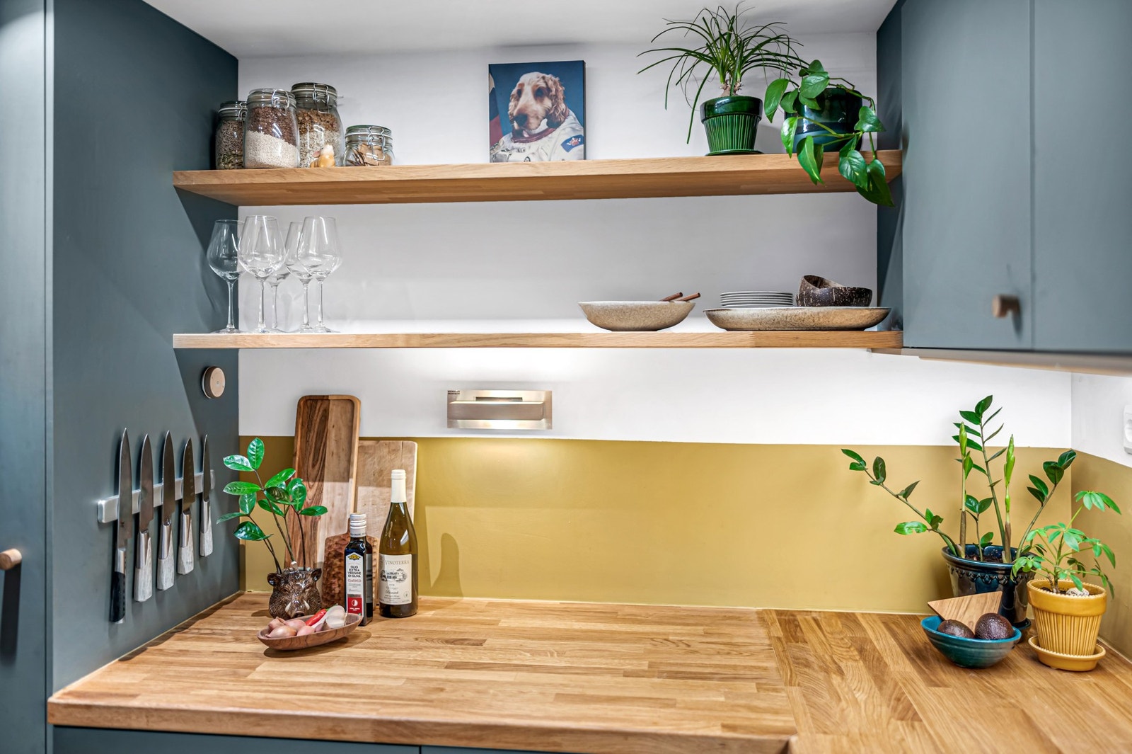 Kjøkkenet har godt med skap- og benkeplass for oppbevaring og matlaging. Galleribilde