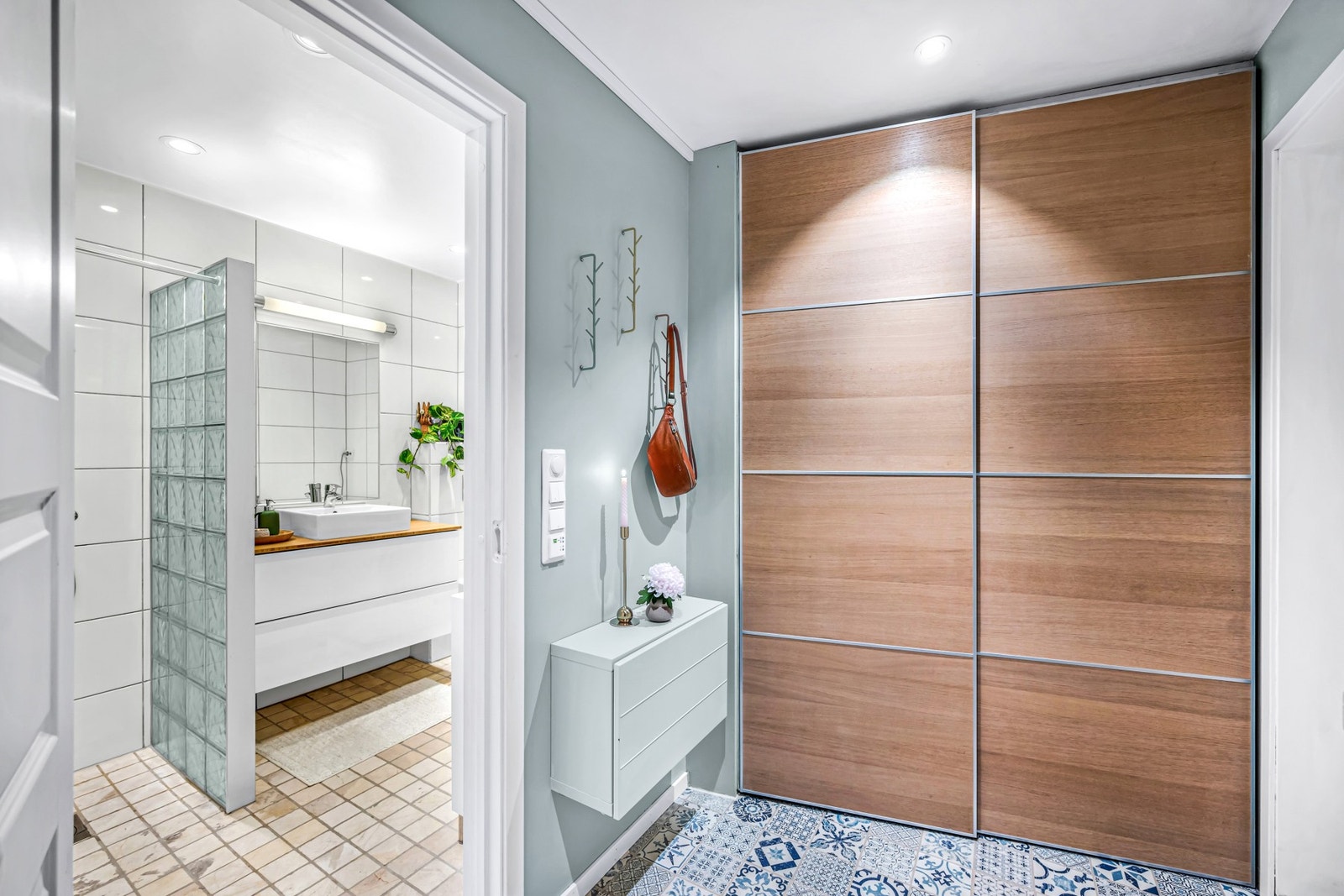 Leiligheten har mange gode, arealeffektive løsninger - Her kan man se den plassbygde skyvedørsgarderoben i entréen. Galleribilde