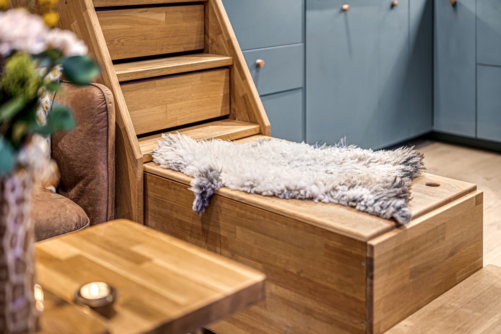 Plassbygd trapp i eik med oppbevaring og uttrekkbar sitteplass. Galleribilde