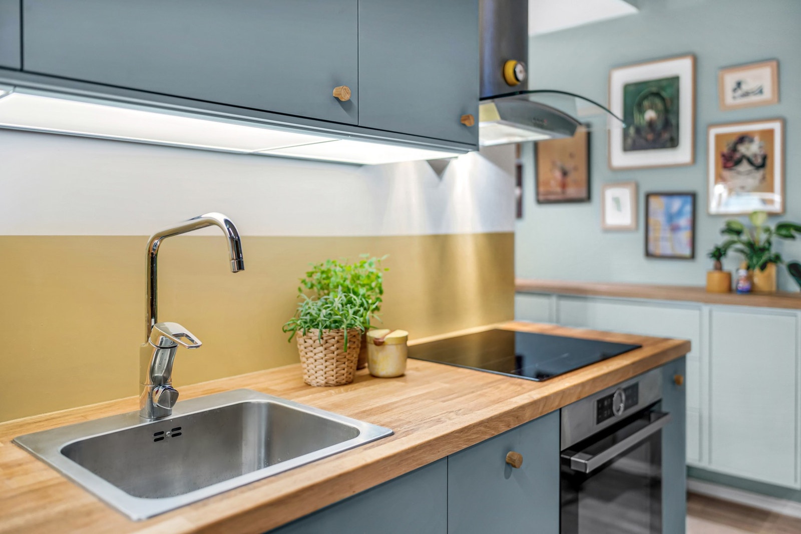 Rommet er utstyrt med integrerte hvitevarer som platetopp, stekeovn, kjøleskap og oppvaskmaskin. Galleribilde