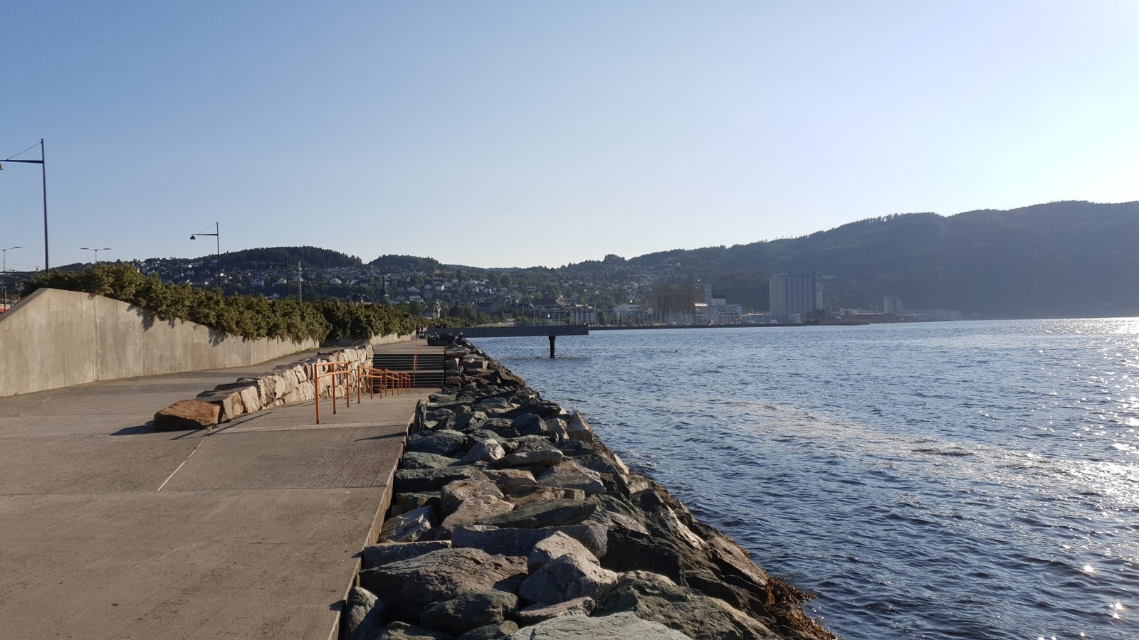 Leiligheten ligger perfekt plassert som naturlig start og slutt for midtbyrunden, eller hjertepromenaden som den også kalles. Galleribilde