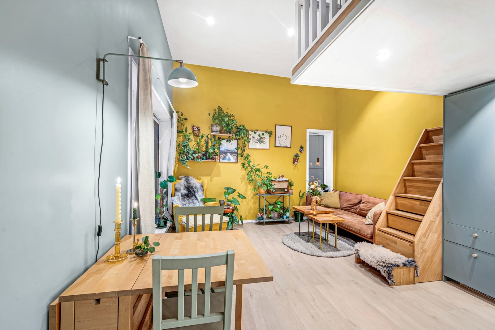 Spisebordet finner sin naturlige plassering mellom stuen og kjøkkenet. Galleribilde