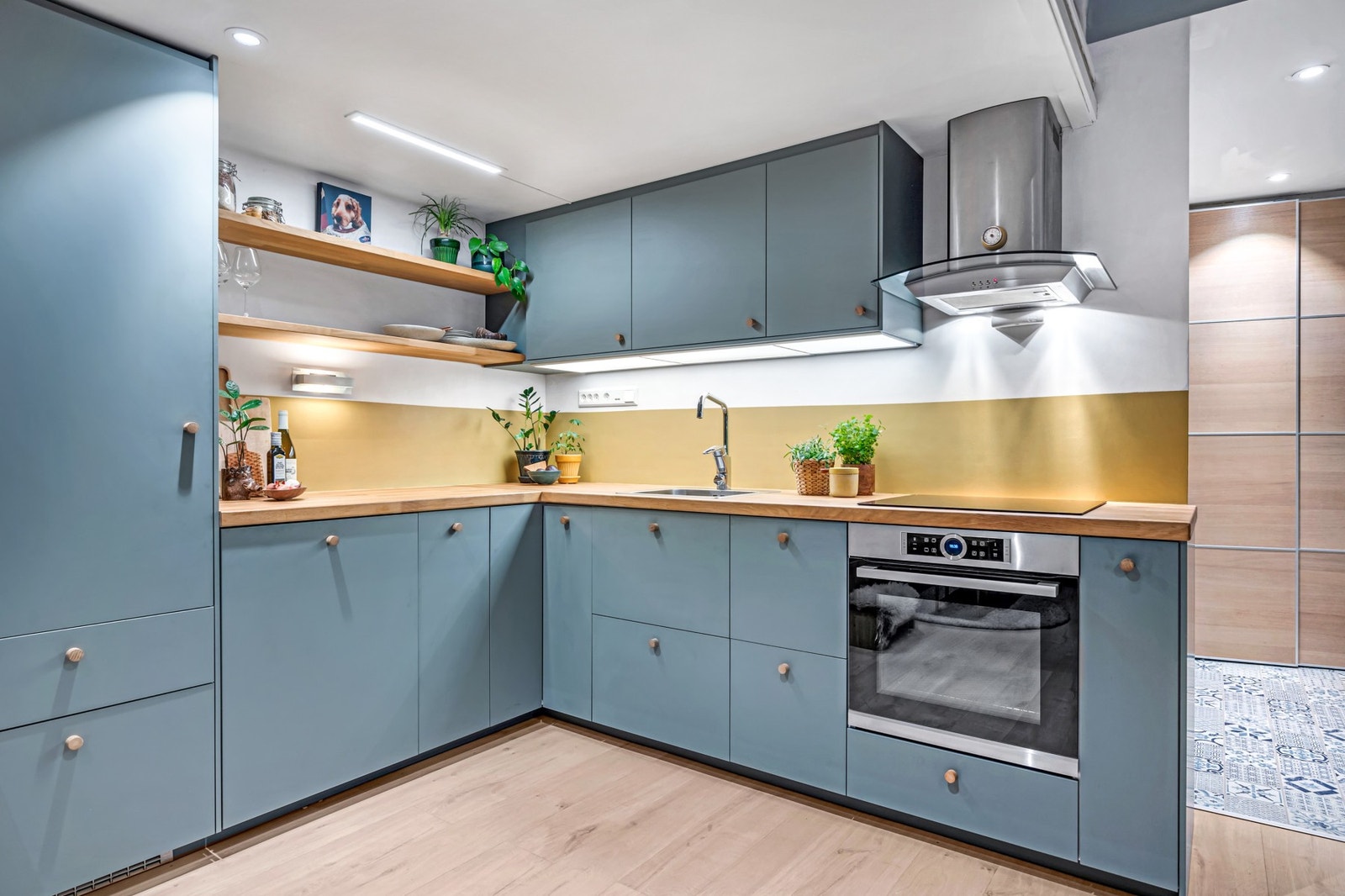 Lekkert kjøkken fra 2019 med plane fronter, folierte skrog og heltre benkeplater. Galleribilde