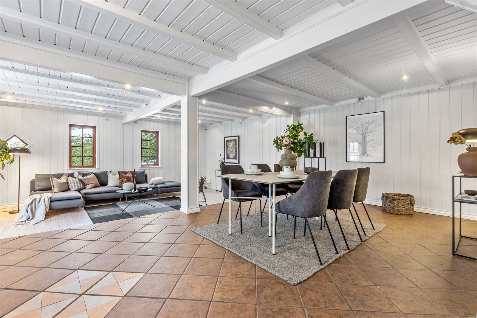 Spisestuen har god plass til stort langbord Galleribilde