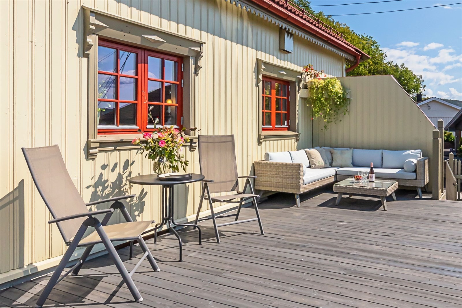 Skjermet, stor terrasse utenfor stuen Galleribilde