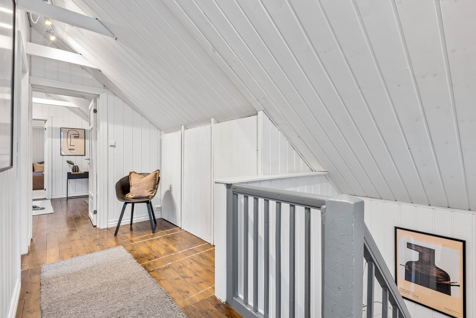 Gang med garderobe i 2.etasje Galleribilde