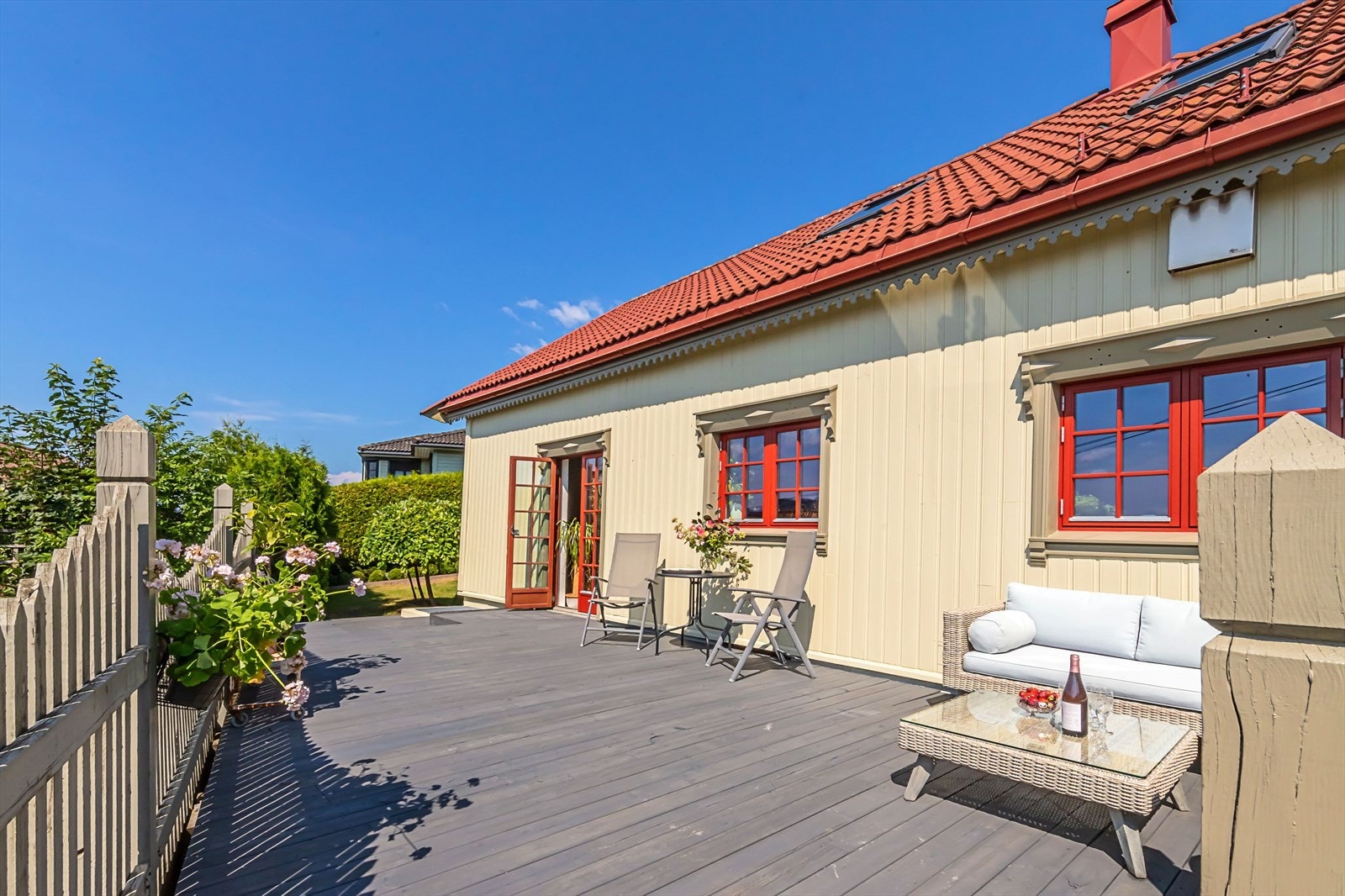 Det er god plass til flere sittegrupper på terrasse Galleribilde