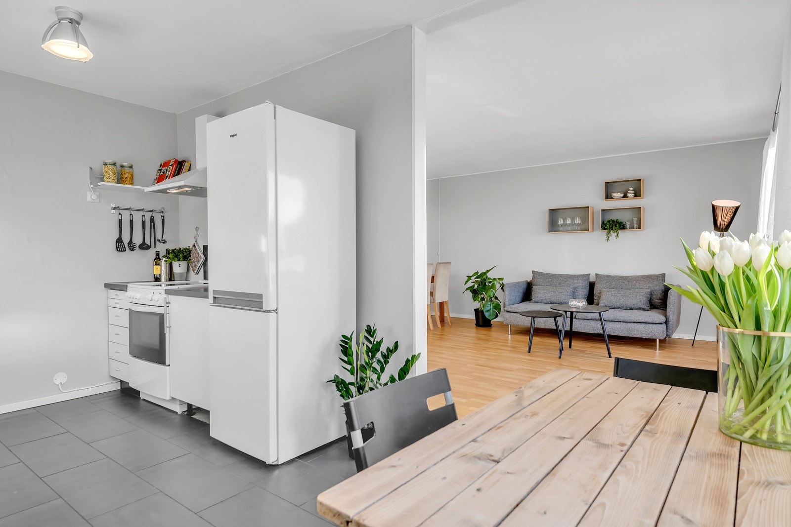 Kjøkkenet er i halvåpen løsning til stuen. Galleribilde