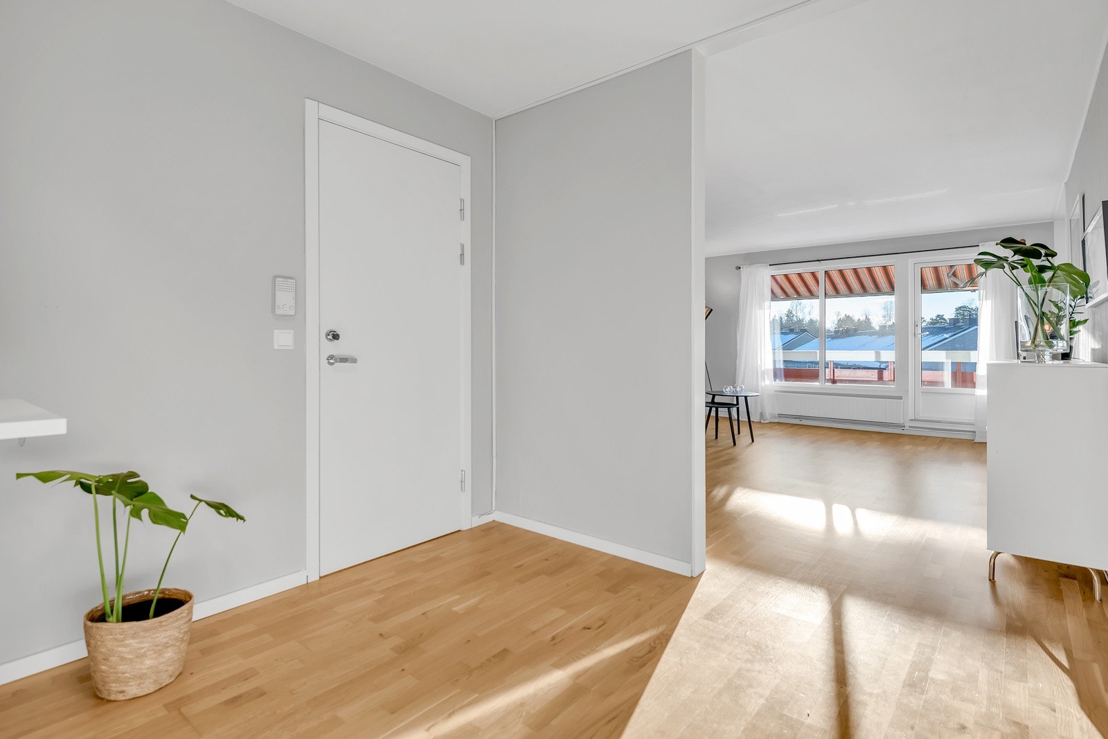 Entré, ca. 9 m². Parkettgulv som er videreført til stue og begge soverom. Galleribilde