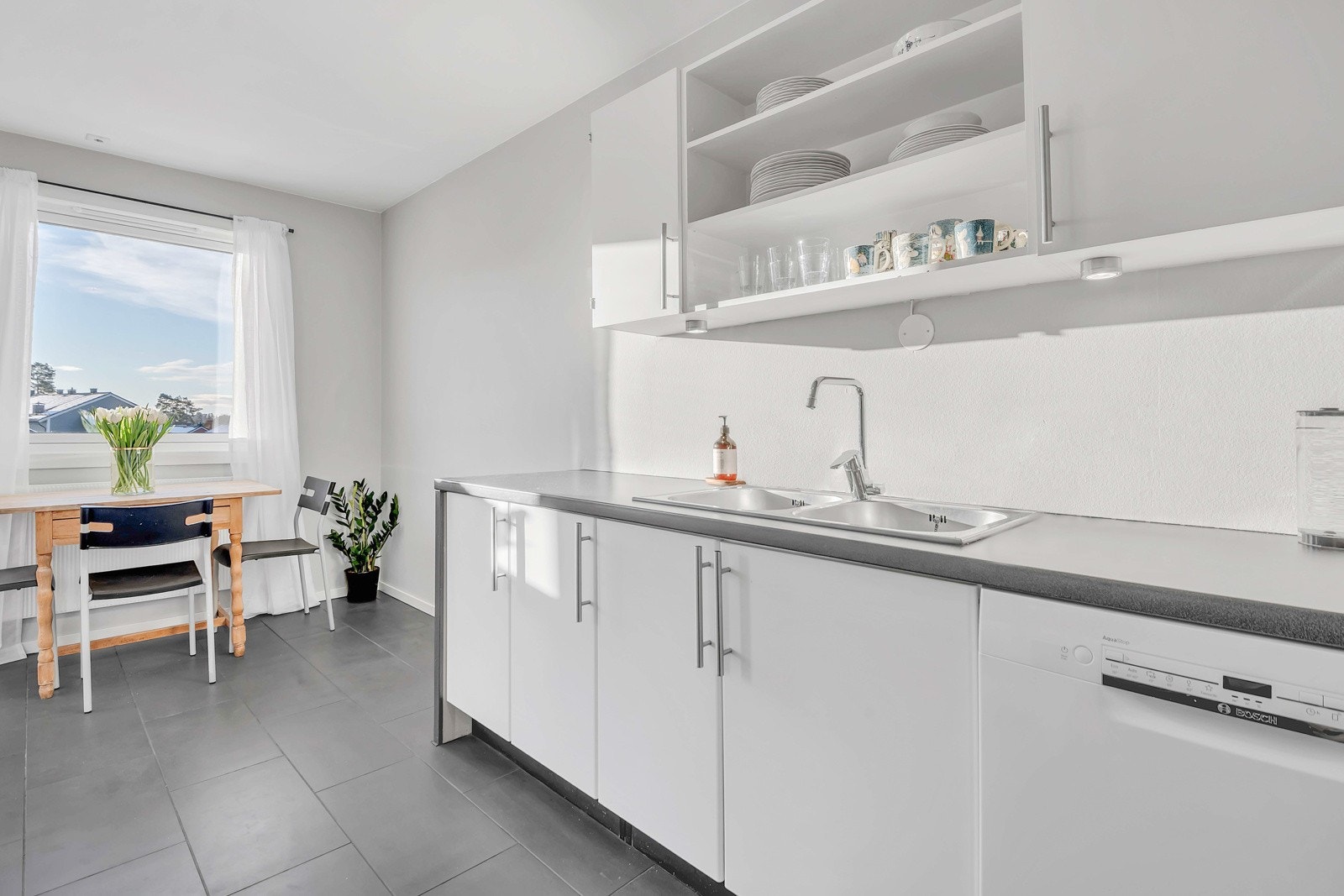 Kjøkken, ca. 10 m². Kjøkkeninnredning fra 2008. Hyggelig spiseplass ved vindu med vid utsikt og nærområdet og marka. Galleribilde