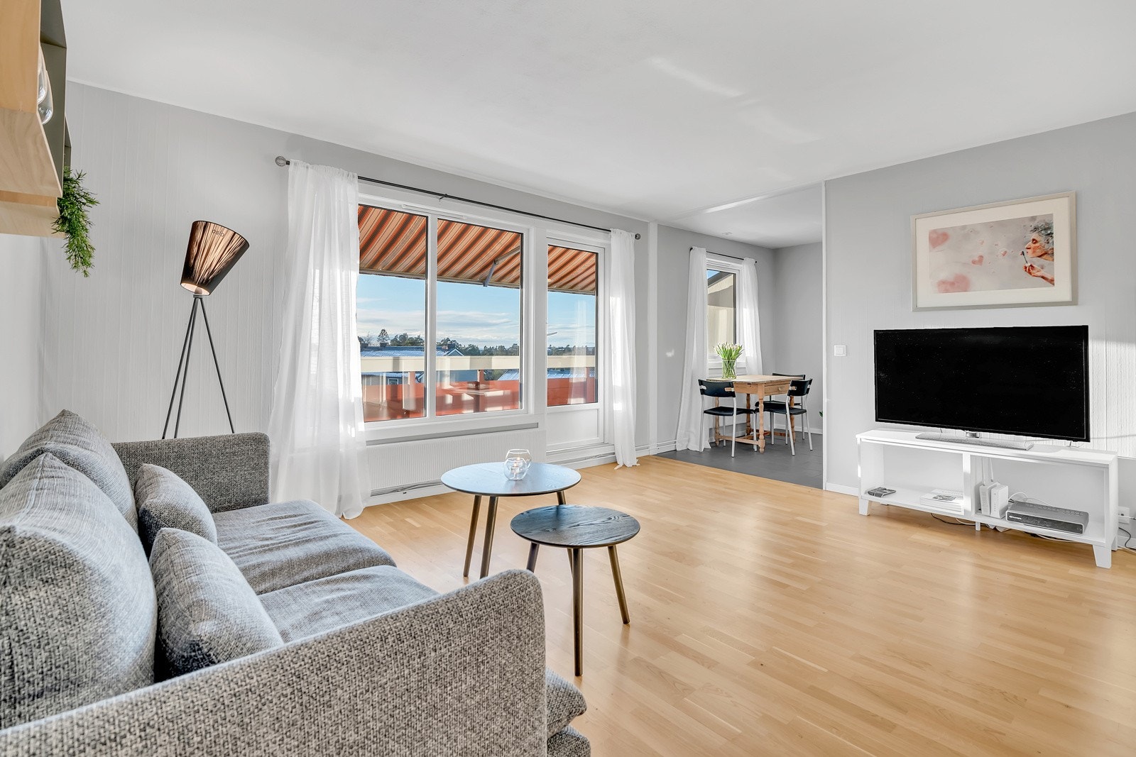 Stue ca 23 m². Romslig og lys stue/ spisestue med store vindusflater mot sørvest gir et lyst og tiltalende uttrykk samt god romfølelse. Det er god plass for sofaløsning med tilhørende møblement og spisebord. Galleribilde