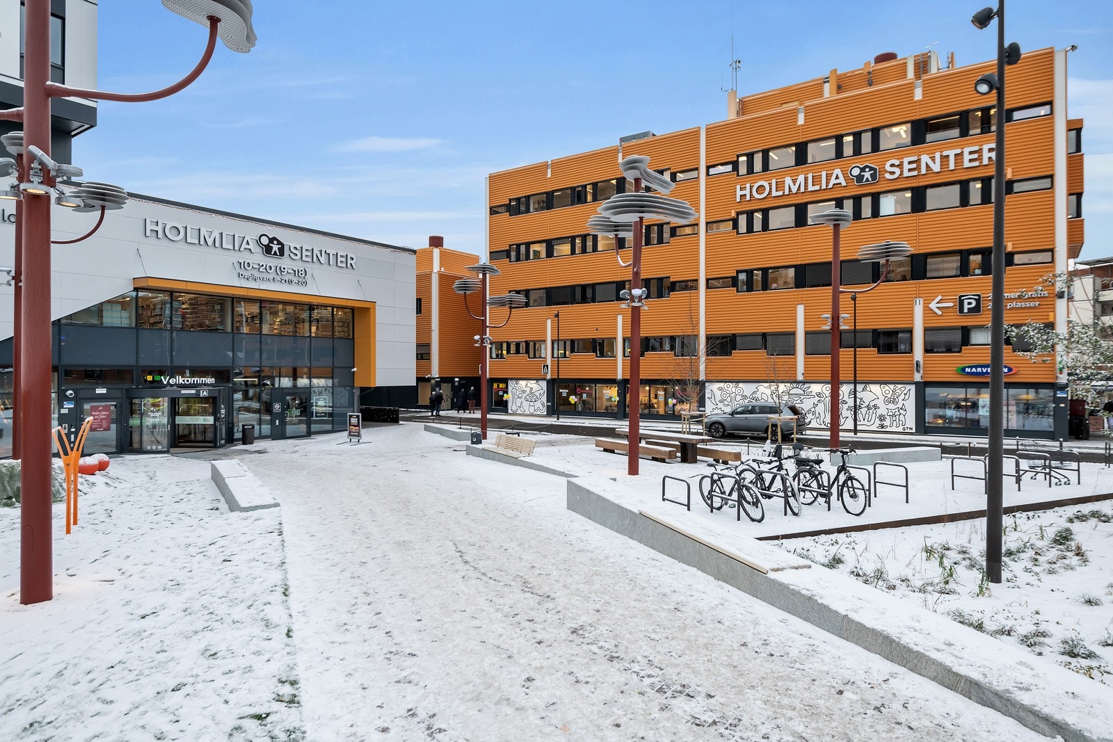 Nye Holmliasenter åpnet i november 2021. Her er det 34 butikker og ulike tjenestetilbud. Galleribilde