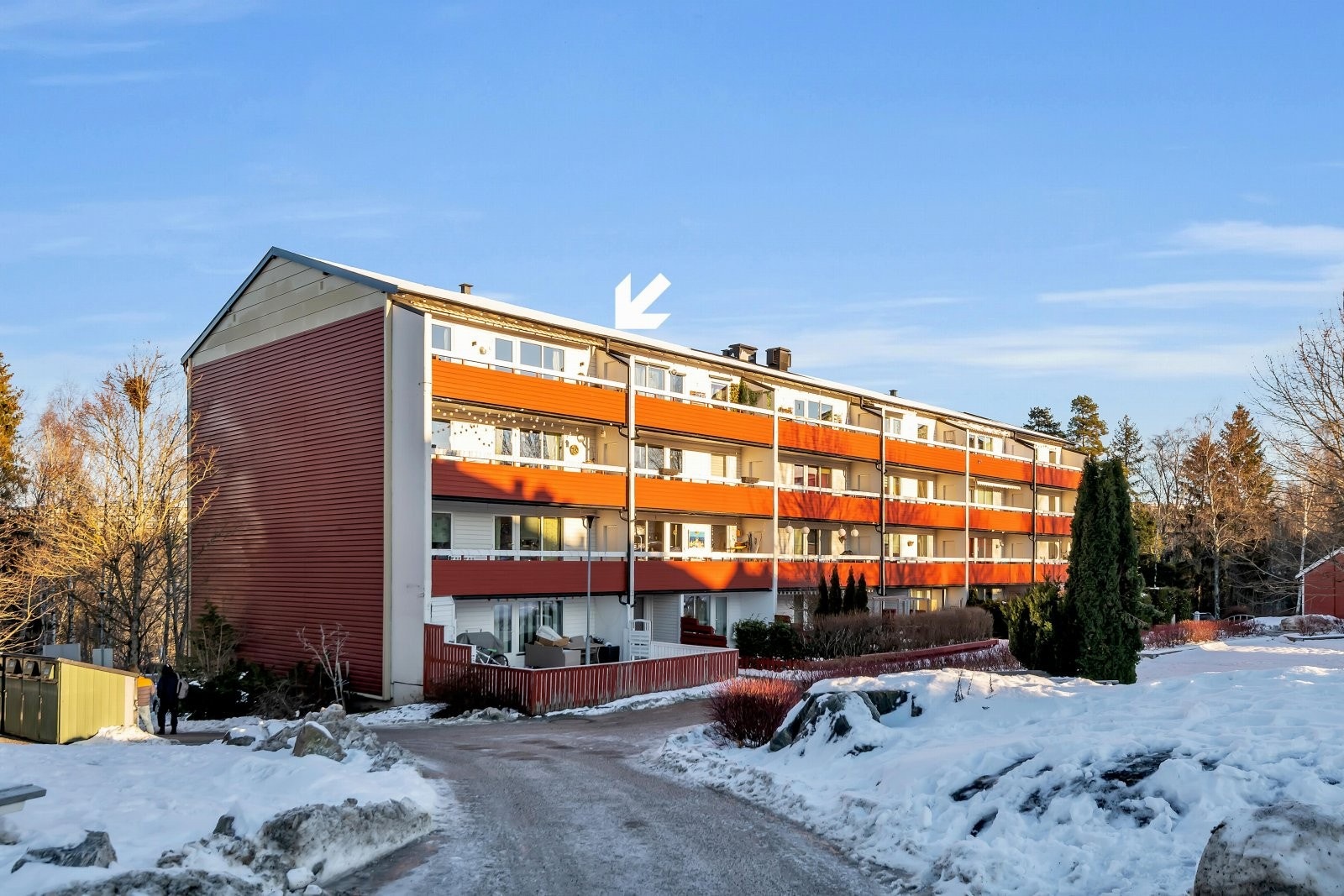 Velkommen til Rugdeberget 2 - en innflyttingsklar og pen leilighet med sentral beliggenhet. 2 minutters gange til bussholdeplass og marka med lysløype. Galleribilde