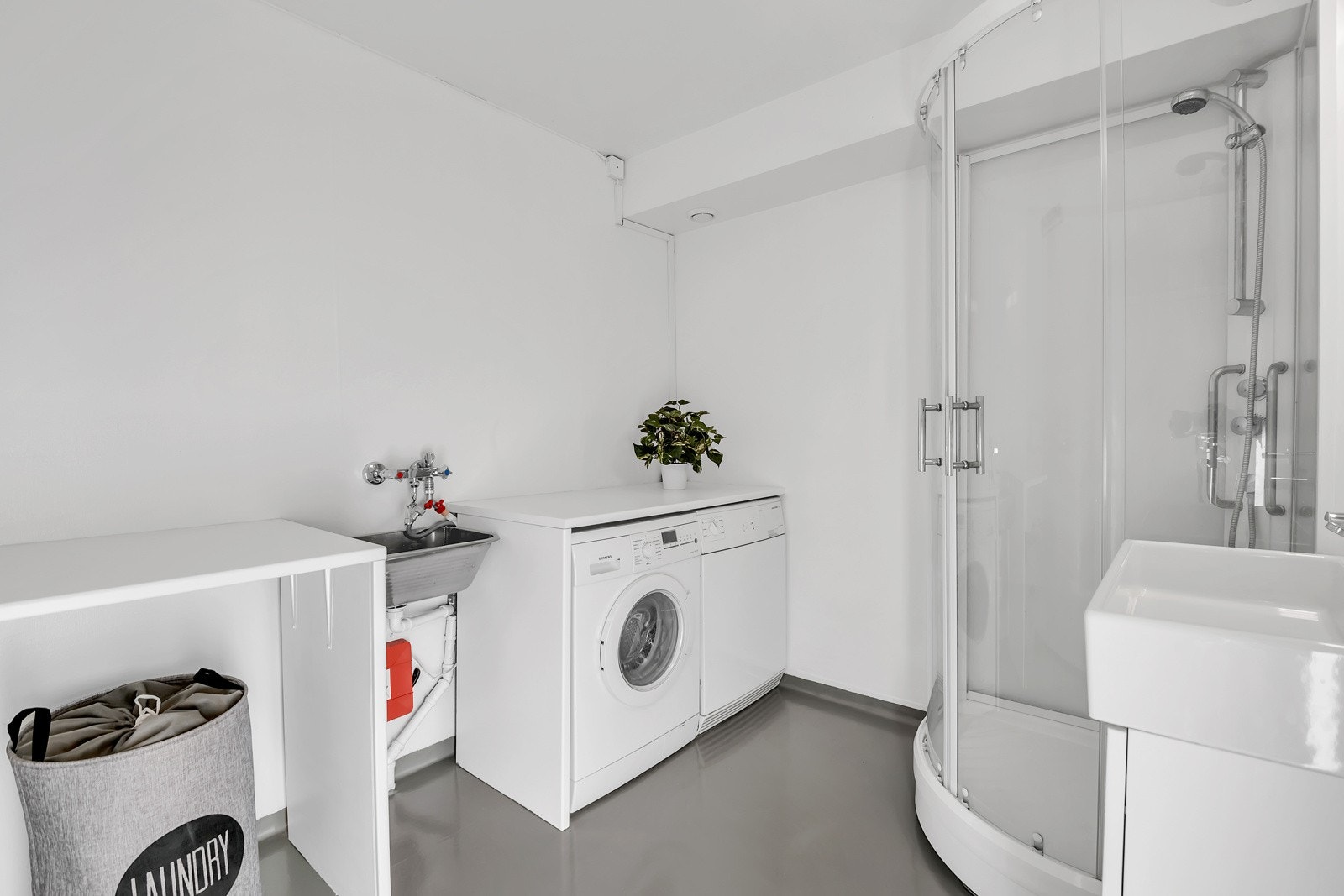 Bad/vaskerom, ca 5,5 m². Badet er vurdert til TG pga. alder og ikke funksjon. Galleribilde