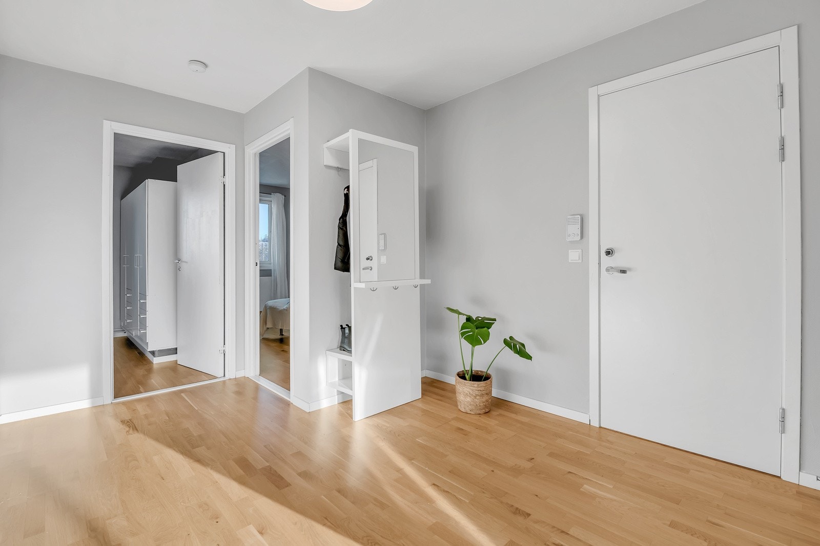 Entren har plassbygd oppbevaringsplass og dørcalling. Galleribilde