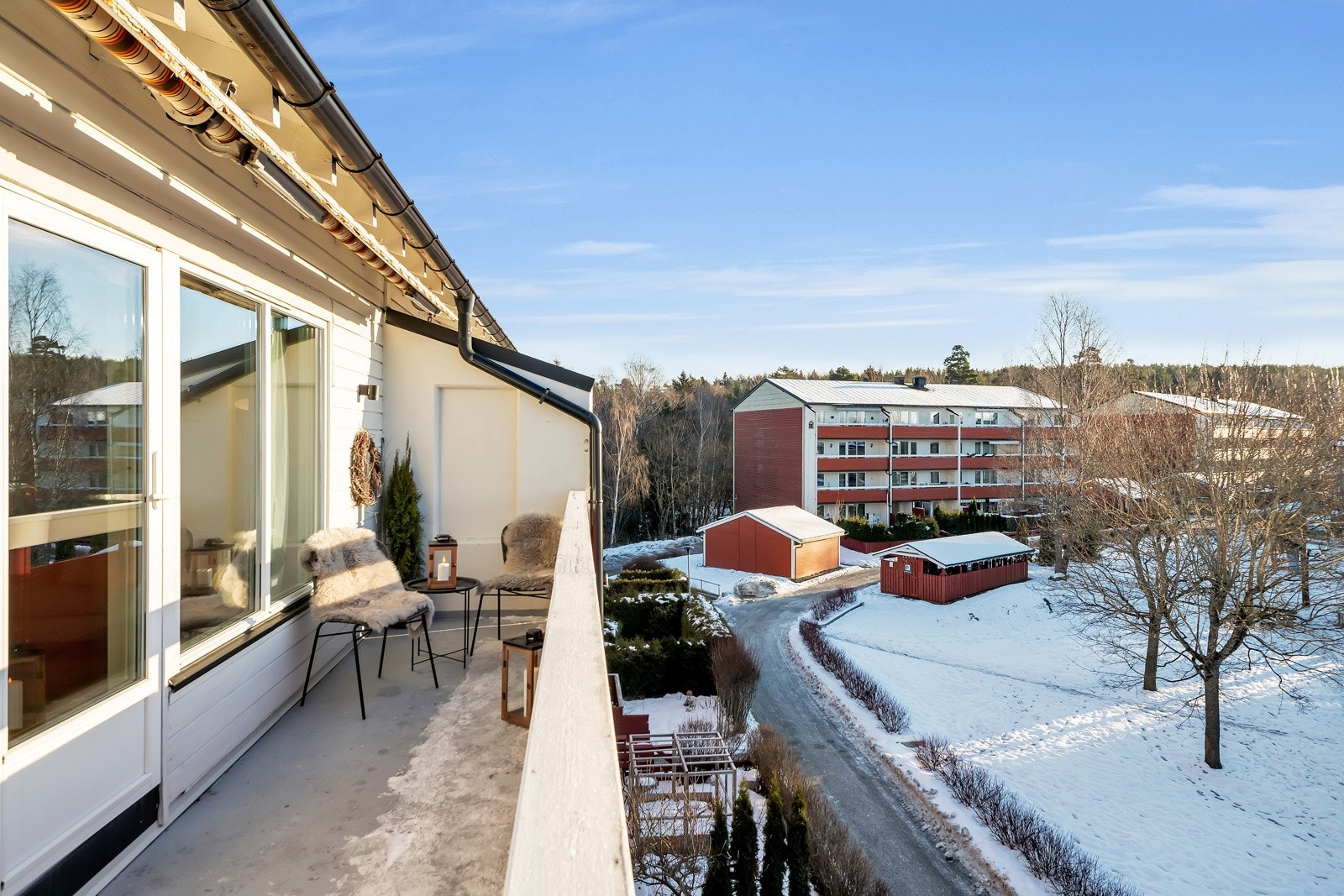 Sørvestvendt balkong med utsikt over nærområdet og mot marka. Markise. Galleribilde