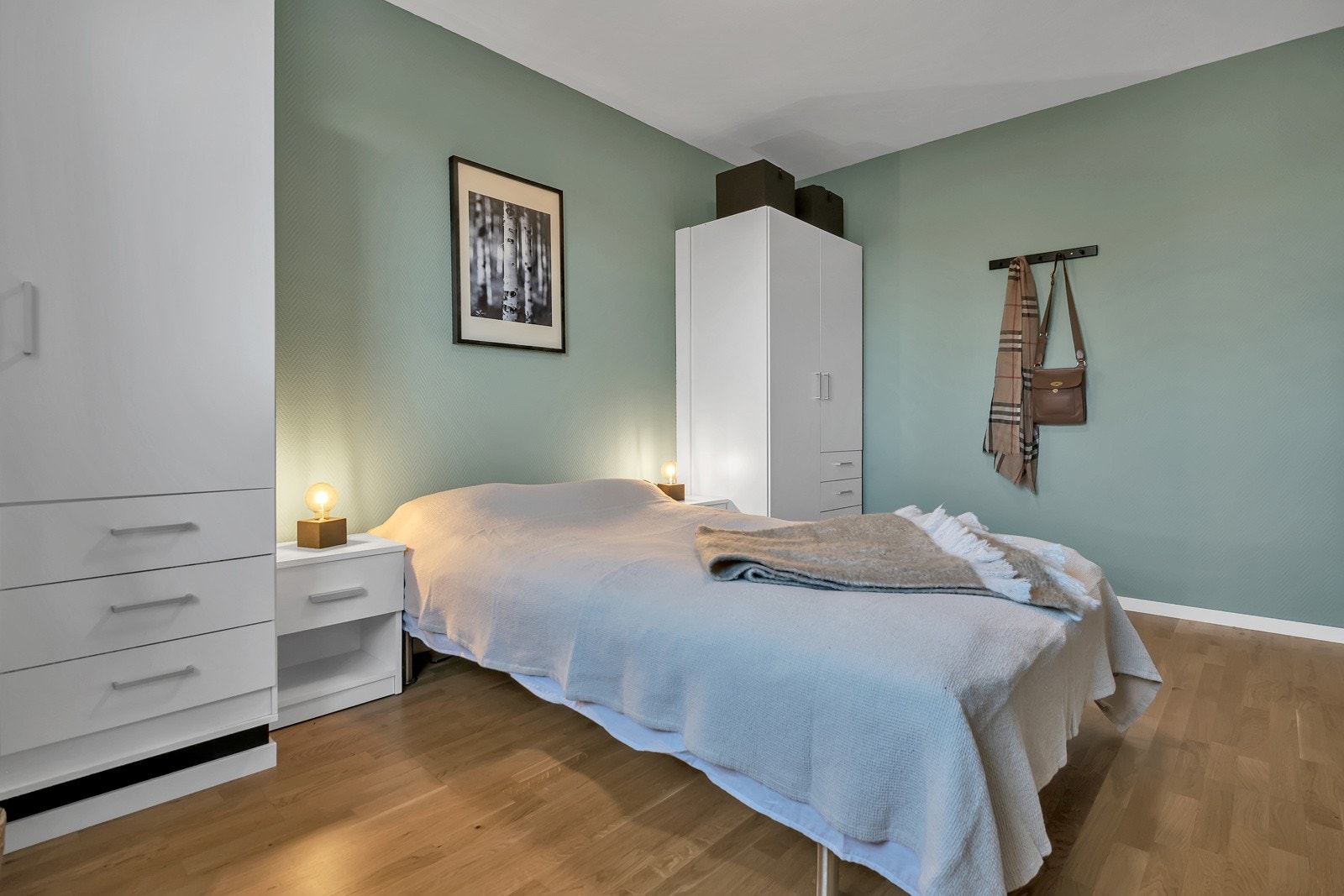 Garderobeskap medfølger på begge soverom. Galleribilde