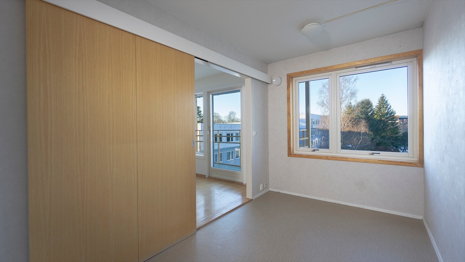 Store vindusflater med flott utsikt og mye naturlig lys. Galleribilde