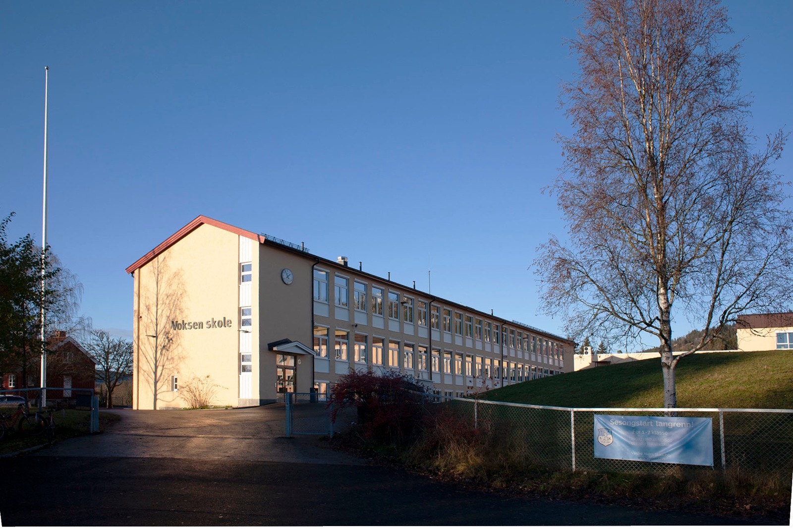 Sentral belliggenhet til ulike skoler i alle trinn. Nærmeste barneskole er Voksen skole. Galleribilde