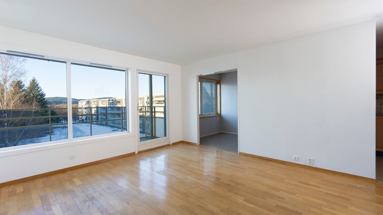 Romslig 2-roms leilighet som ligger høyt og fritt, med flott utsikt og gode solforhold. Galleribilde