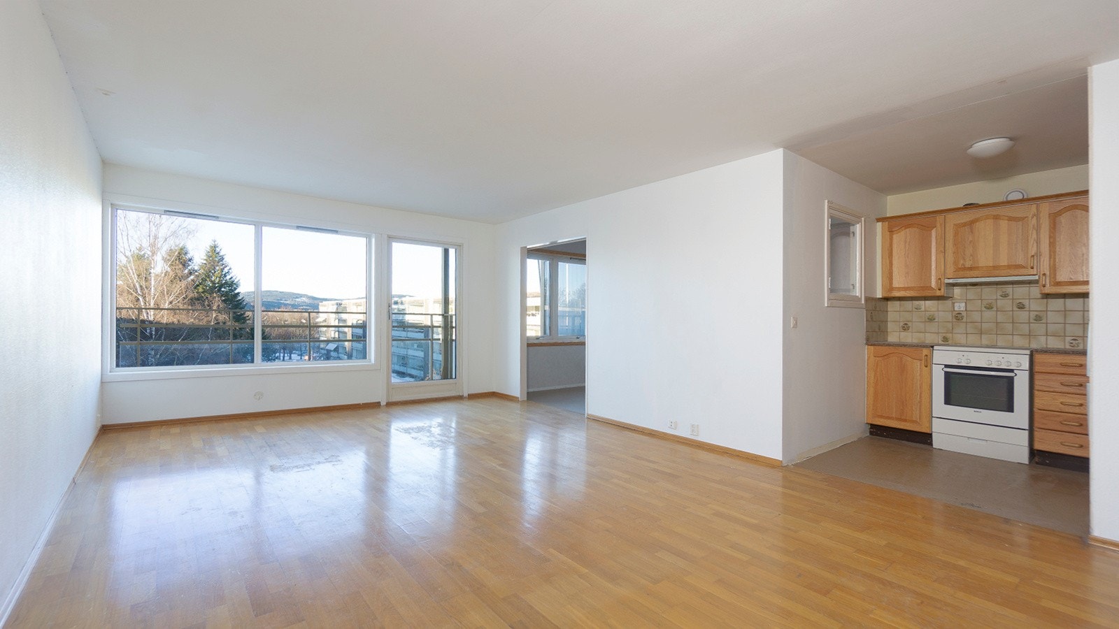 Kjøkkenet har en delvis åpen løsning mot stuen, som gir rom for ulike møbleringsmuligheter. Galleribilde