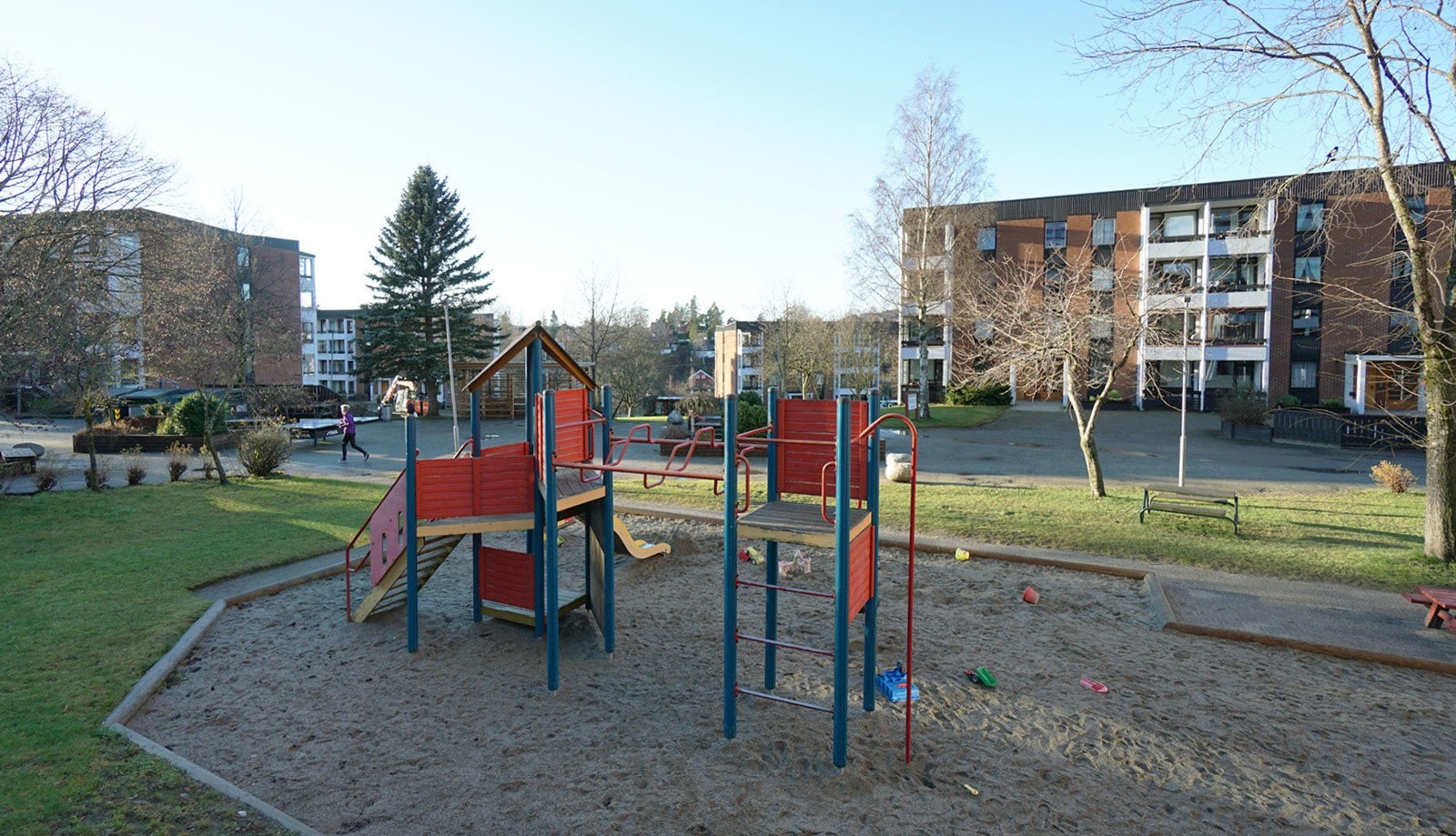 Lekeplass og fine felles uteareal for de minste. Galleribilde