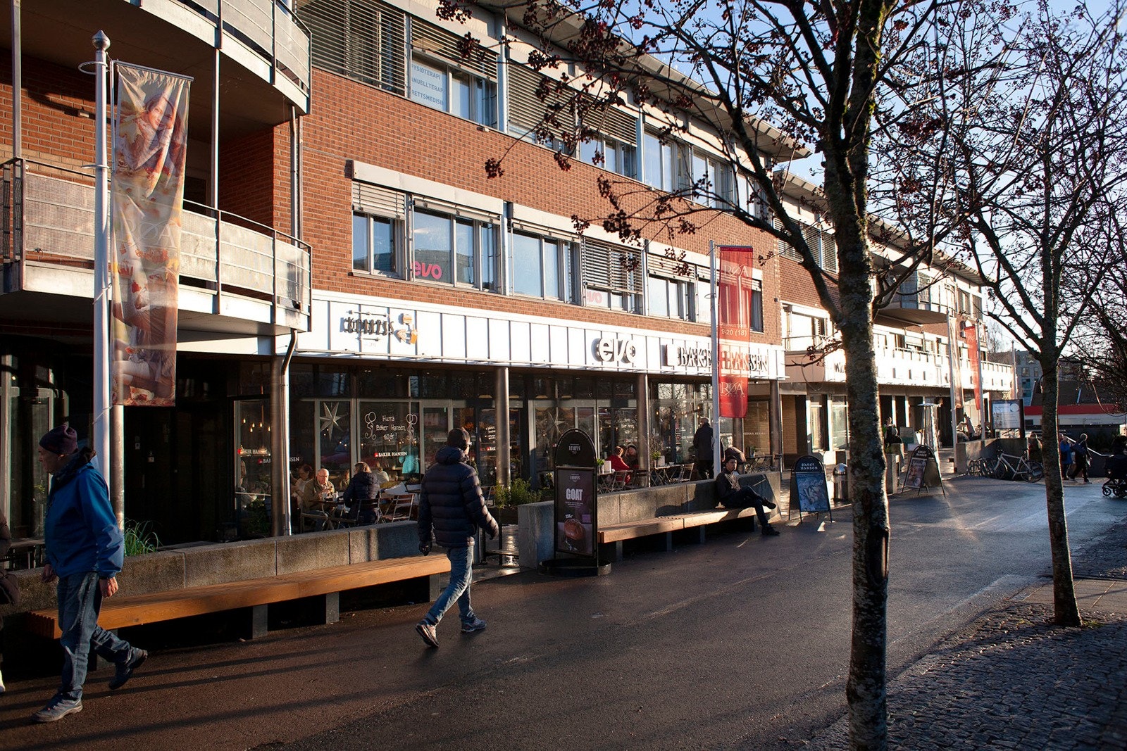 Røa sentrum ligger kun 6-7 minutters gange fra leiligheten, med et bredt utvalg av ulike servicetilbud. Galleribilde