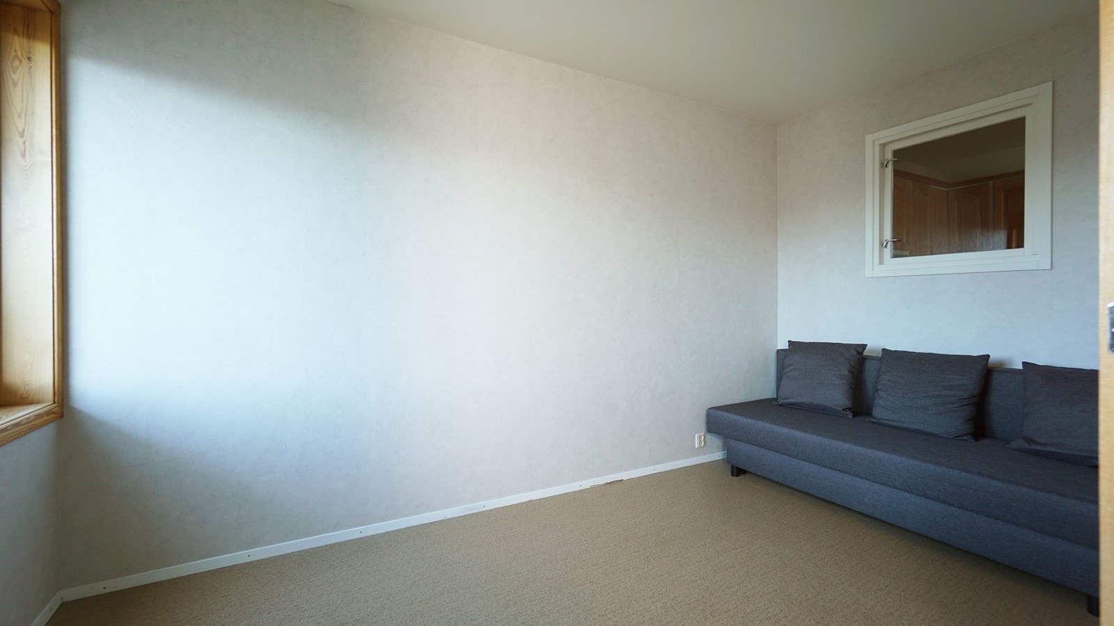 Soverommet har plass til seng, skrivebord og møblement for oppbevaring. Galleribilde