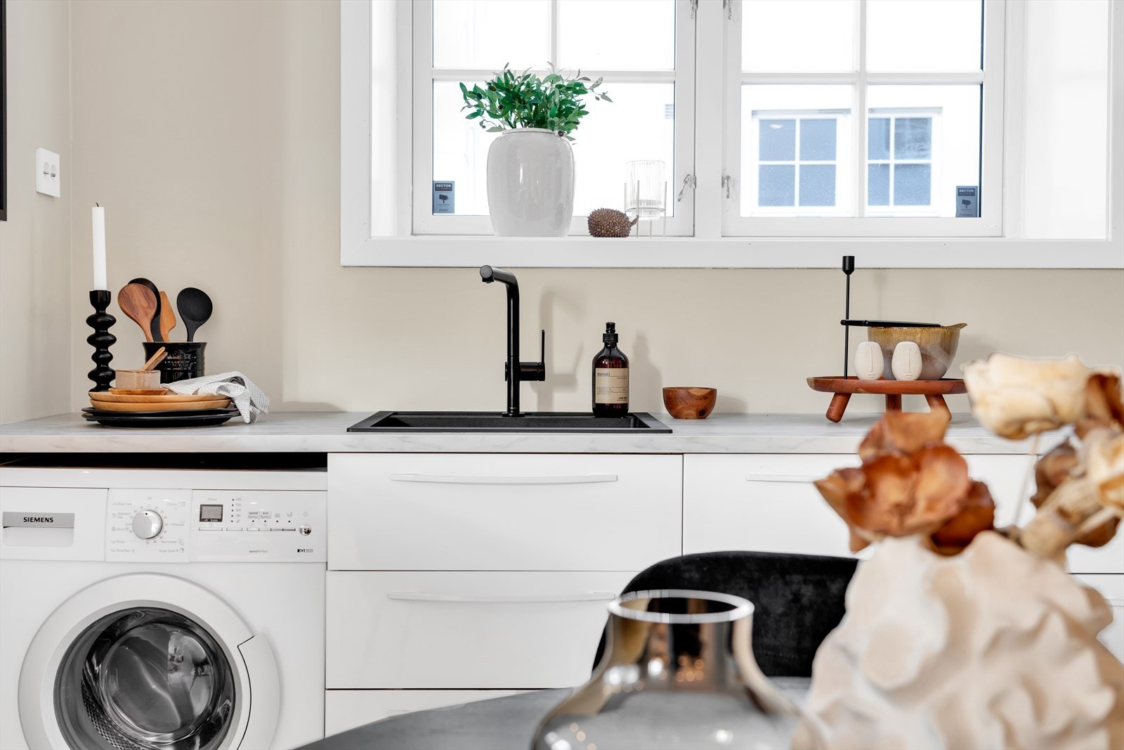 Det er lagt ny benkeplate med marmormønster og nytt blandebatteri fra Hansgrohe Galleribilde