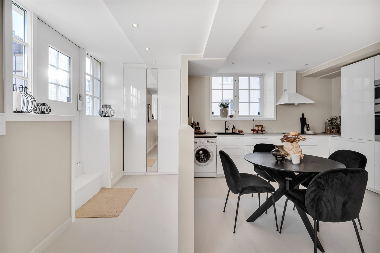 Rommet er godt opplyst med flere vindusflater og downlights i himling Galleribilde