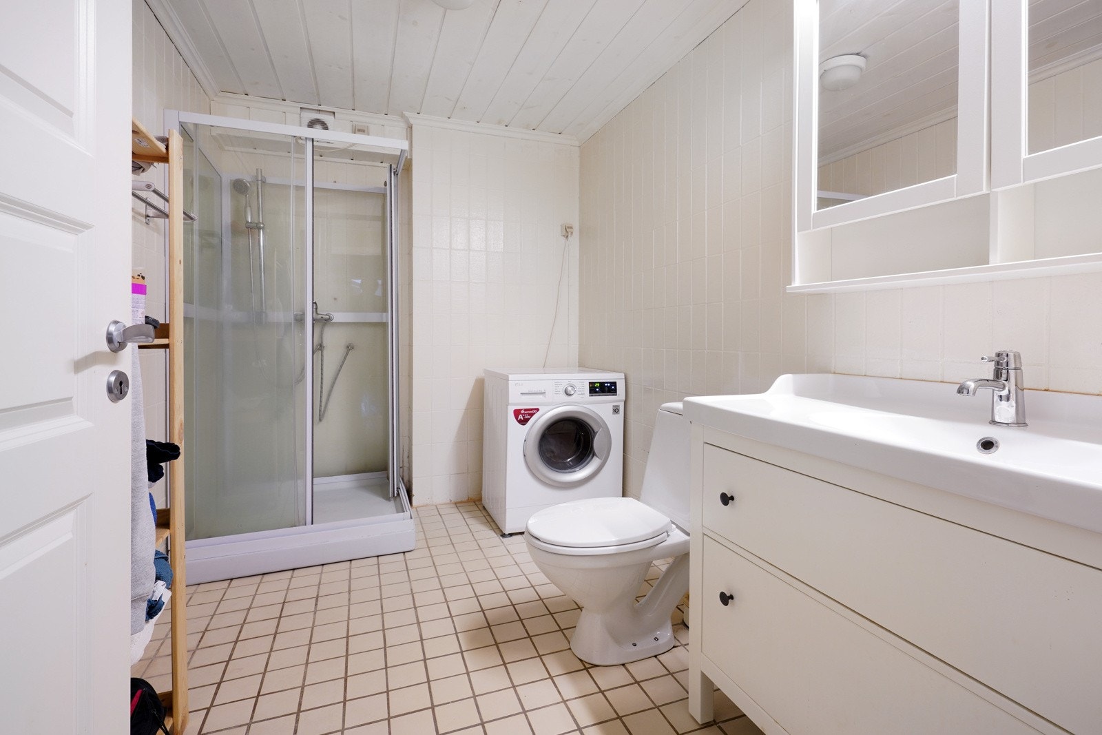 Bad i leilighet med opplegg for vaskemaskin Galleribilde