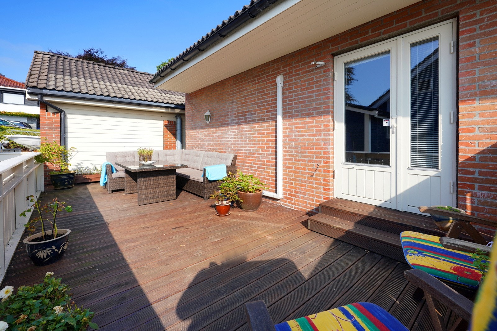 Solrik, skjermet terrasse ut fra stuen Galleribilde