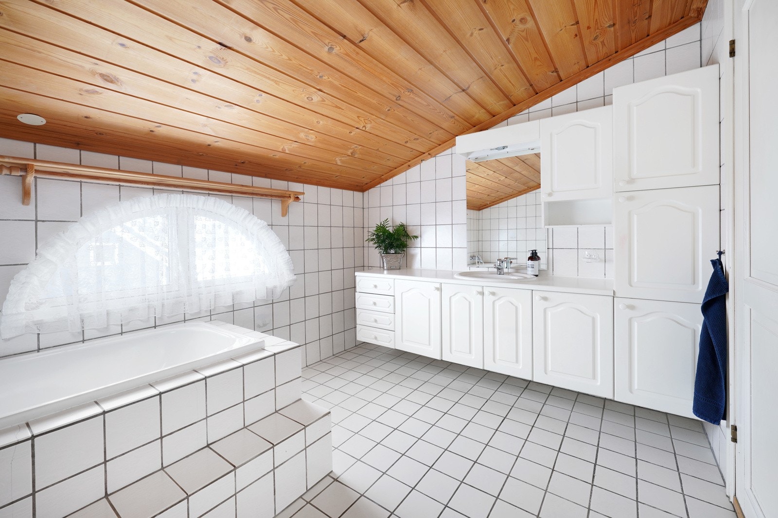 Stort bad med badekar. Varme i gulvet Galleribilde