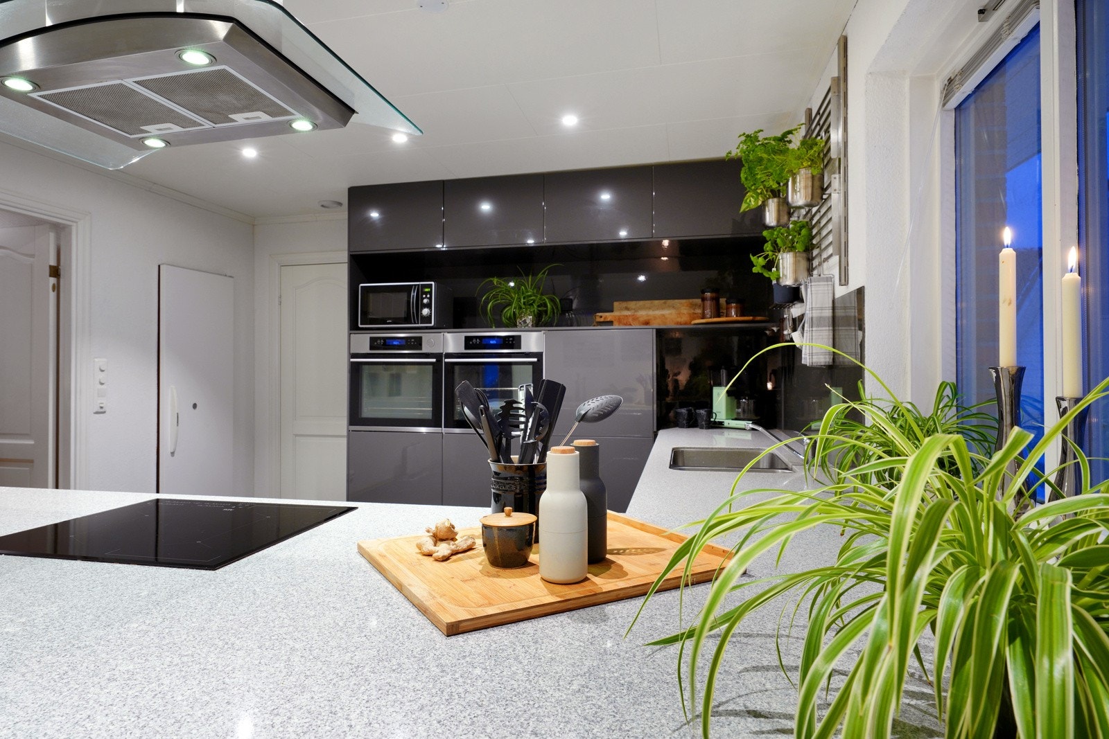 Meget godt utstyrt kjøkken med god benk- og skapplass Galleribilde