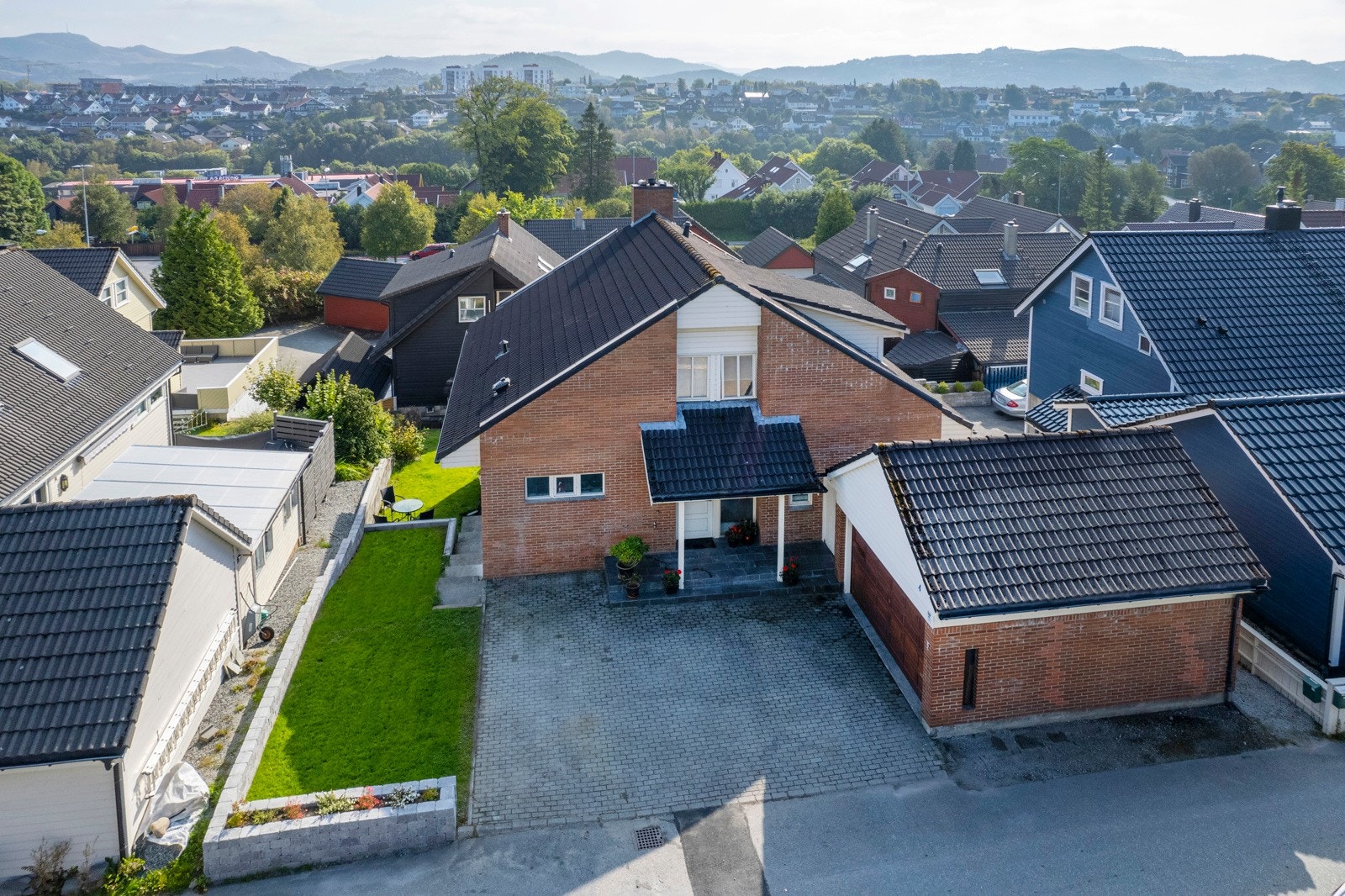 Stor garasje med automatisk portåpner - Belegningsstein i gårdsrom. Galleribilde