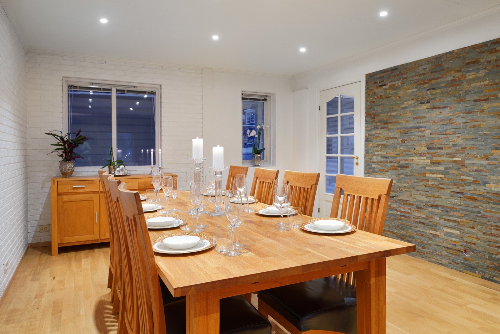 Det er god plass til stort spisebord for hele familien. Galleribilde