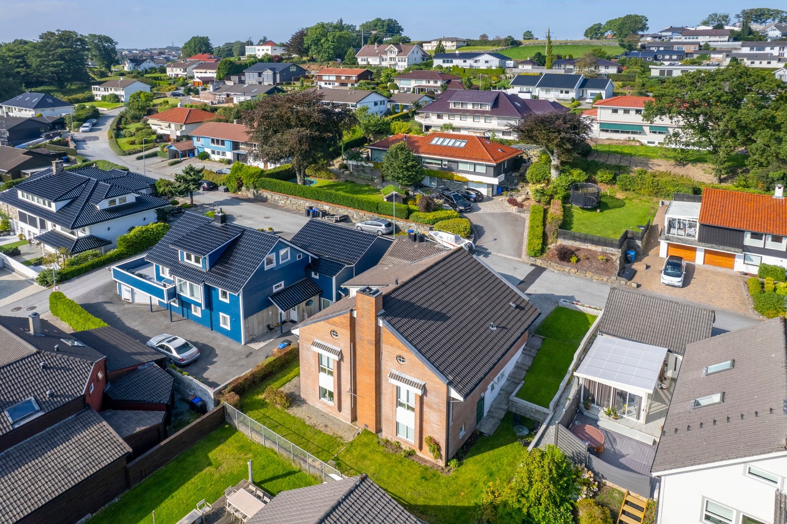 Boligen har kort vei til kolletivtilbud både med buss og tog Galleribilde