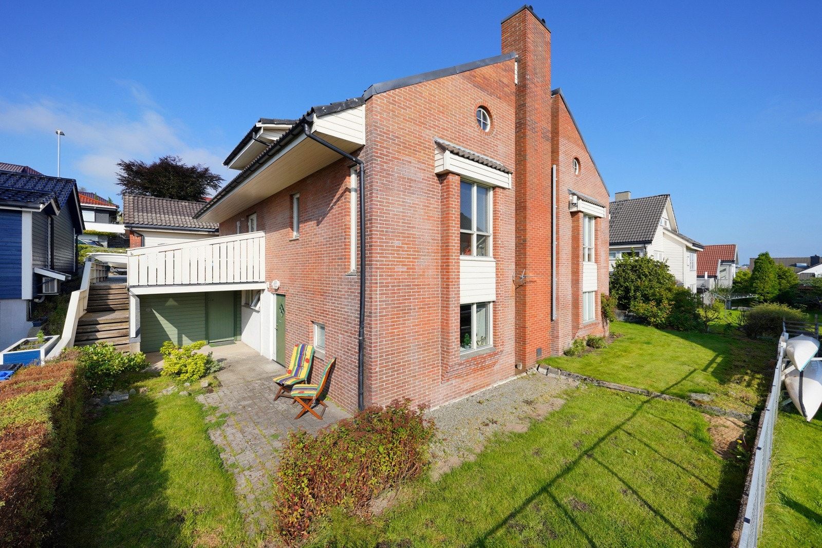 Solrikt plassert med trivelig hage på nedsiden av boligen Galleribilde