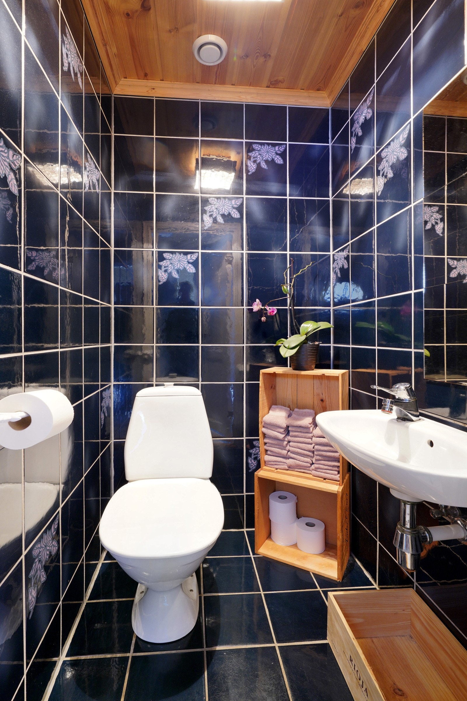 Gjestetoalett med varme i gulv Galleribilde