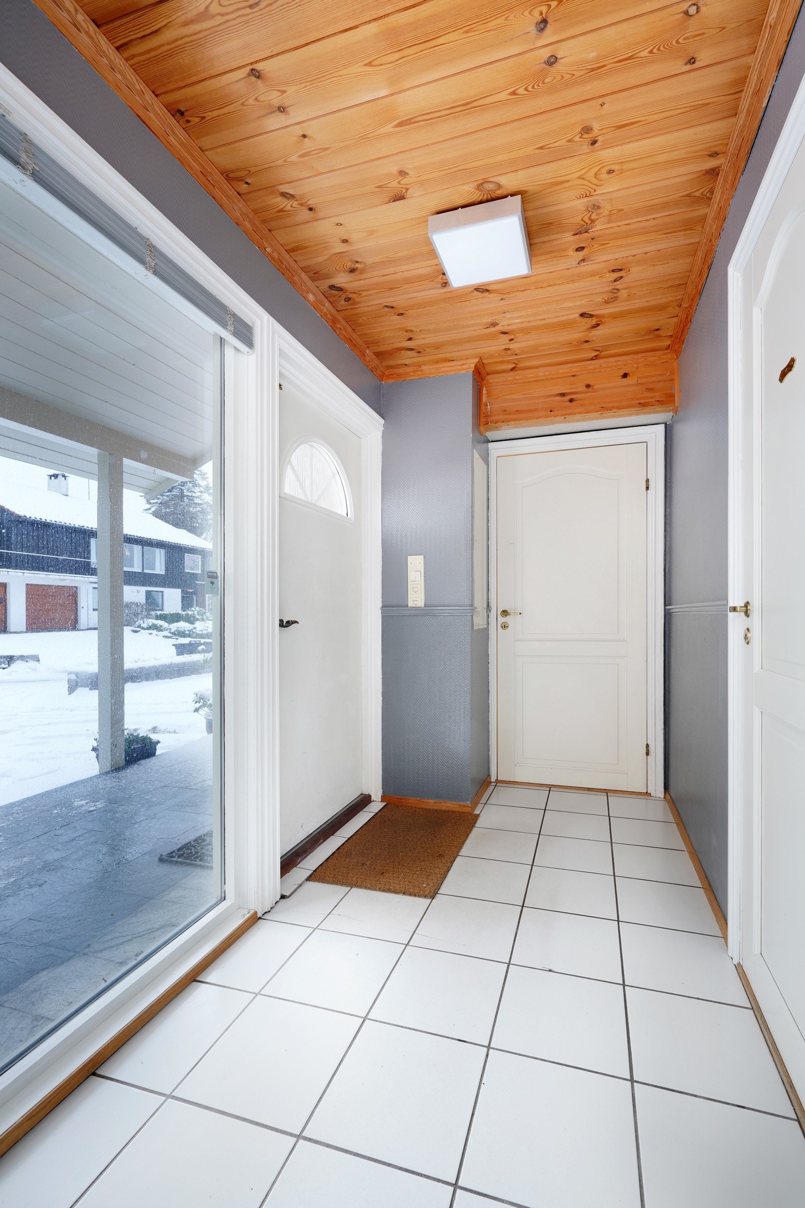 Gang med fliser på gulv. Galleribilde