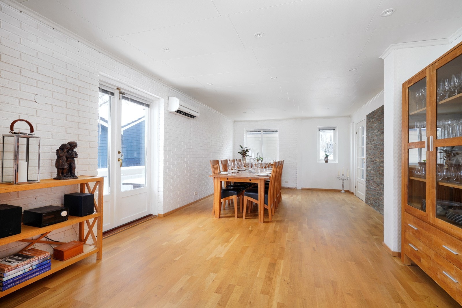 Fra stuen er det utgang til solrik terrasse Galleribilde